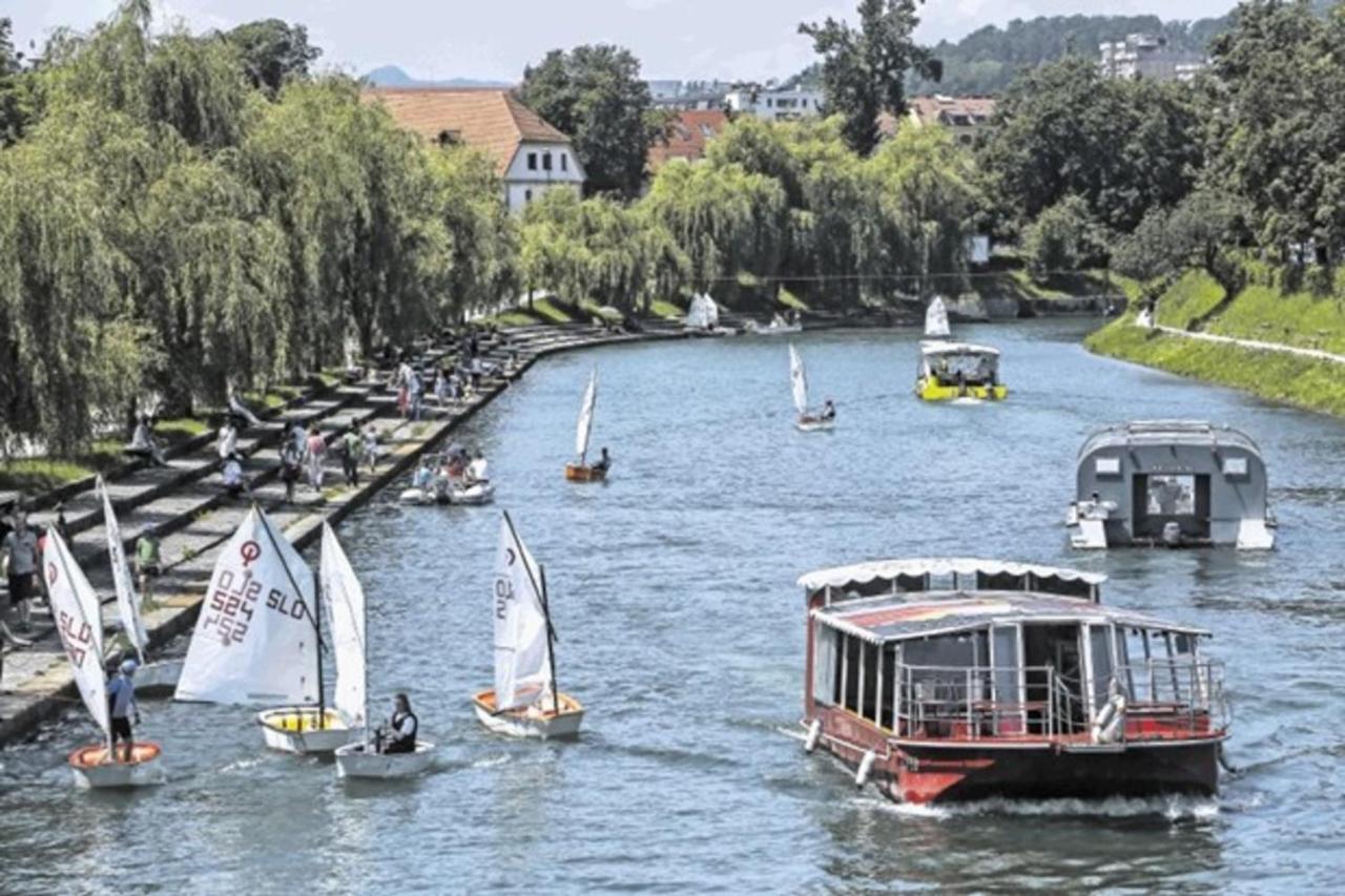 リュブリャナRiverside Ljubljanica With Private Parkingアパートメント エクステリア 写真